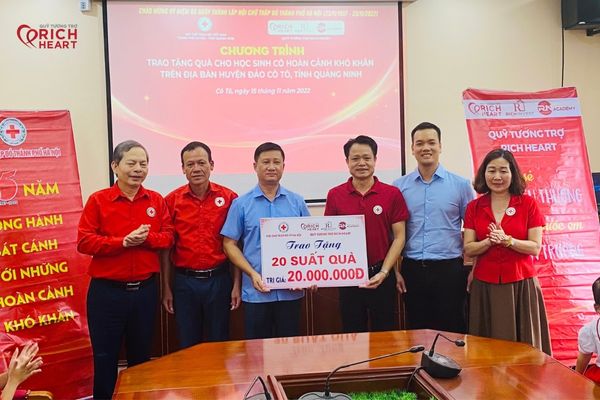 Quỹ tương trợ Rich Heart trao tặng 20 triệu đồng cho các em học sinh có hoàn cảnh khó khăn tại huyện đảo Cô Tô, tỉnh Quảng Ninh