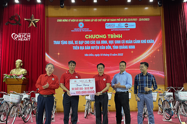 Quỹ tương trợ Rich Heart trao tặng quà và xe đạp trị giá 100 triệu đồng cho các gia đình, học sinh có hoàn cảnh khó khăn trên địa bàn huyện Vân Đồn, tỉnh Quảng Ninh